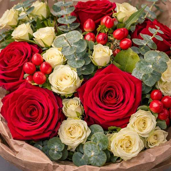 Букет из красных и кремовых роз – Цветочный рай